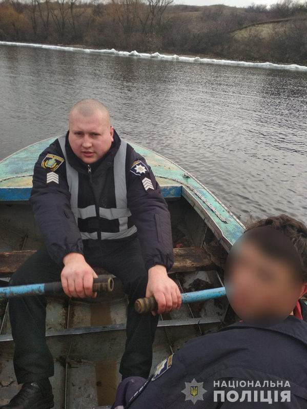 водная полиция Херсонской области спасает мальчика со льдині
