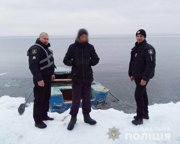полицейские Херсонщины спасли подростка на льдине среди реки