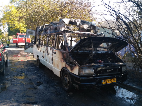 В центре Херсона подожгли автобус (фото)