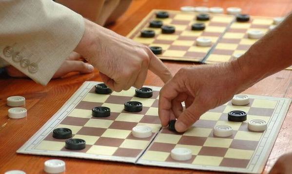 Гра в шашкив Херсоні