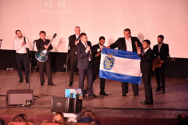 Андрей Гордеев и Владимир Зеленский развернули на сцене флаг Херсонщины