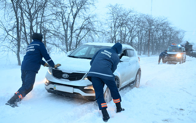 Новость За сутки спасатели Херсонской области освободили из снежных заносов 100 транспортных средств
